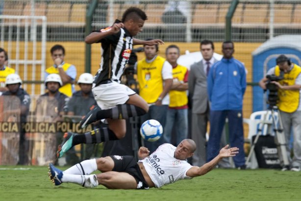 André e Roberto Carlos durante partida entre Corinthians x Santos, válida pela 5ª rodada do Campeonato Brasileiro 2010, realizada no estádio do Pacaembu