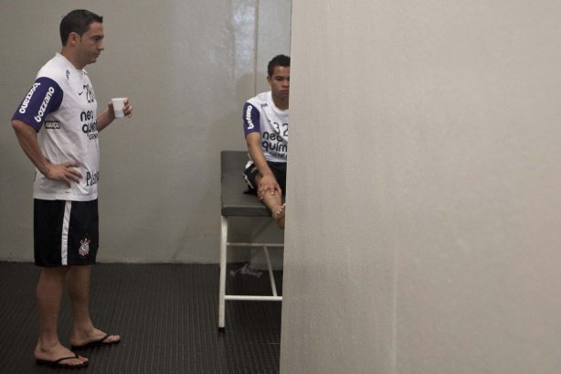 Chicão e Dentinho nos vestiários antes da partida entre Corinthians x Santos, válida pela 5ª rodada do Campeonato Brasileiro 2010, realizada no estádio do Pacaembu