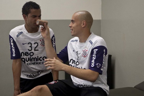 Dentinho e Julio Cesar nos vestiários antes da partida entre Corinthians x Santos, válida pela 5ª rodada do Campeonato Brasileiro 2010, realizada no estádio do Pacaembu