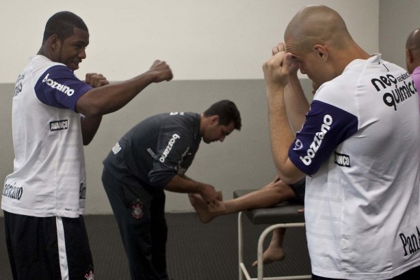 Jucilei brinca com Julio Cesar nos vestiários antes da partida entre Corinthians x Santos, válida pela 5ª rodada do Campeonato Brasileiro 2010, realizada no estádio do Pacaembu