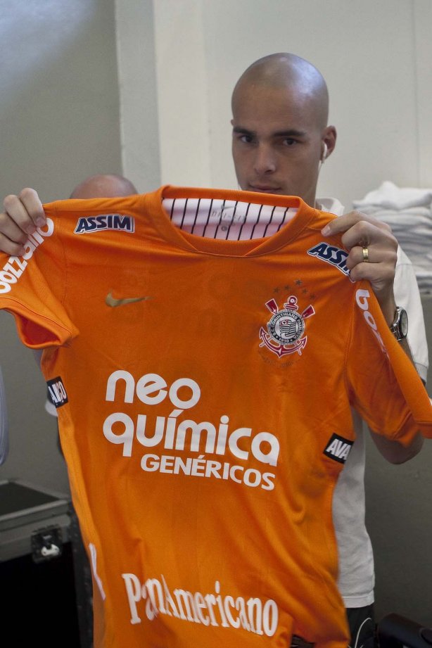 O goleiro Julio Cesar com sua nova camisa nos vestiários antes da partida entre Corinthians x Santos, válida pela 5ª rodada do Campeonato Brasileiro 2010, realizada no estádio do Pacaembu