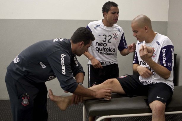 O massagista Alex Dias; Dentinho e Julio Cesar nos vestiários antes da partida entre Corinthians x Santos, válida pela 5ª rodada do Campeonato Brasileiro 2010, realizada no estádio do Pacaembu