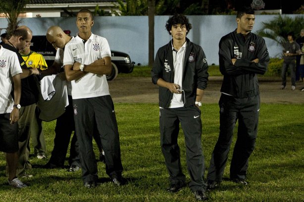 André Vinicius; Dodo e William Morais assistem a preliminar antes da partida entre Corinthians x Iraty/PR, torneio amistoso, realizada esta noite no estádio do Café, em Londrina/Parana