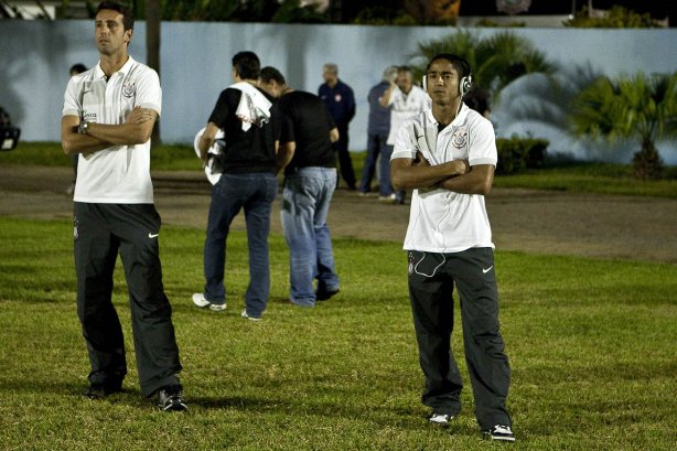 Edu Gaspar e Jorge Henrique assistem a preliminar antes da partida entre Corinthians x Iraty/PR, torneio amistoso, realizada esta noite no estádio do Café, em Londrina/Parana