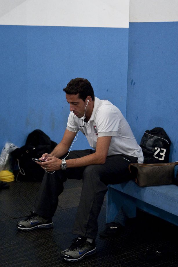 Edu Gaspar nos vestiários antes da partida entre Corinthians x Iraty/PR, torneio amistoso, realizada esta noite no estádio do Café, em Londrina/Parana