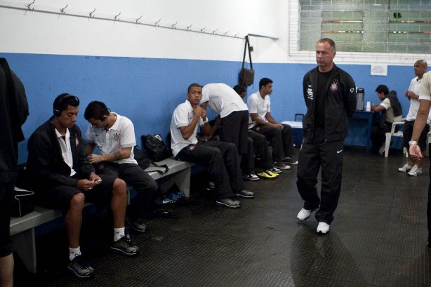Mano Menezes nos vestiários antes da partida entre Corinthians x Iraty/PR, torneio amistoso, realizada esta noite no estádio do Café, em Londrina/Parana