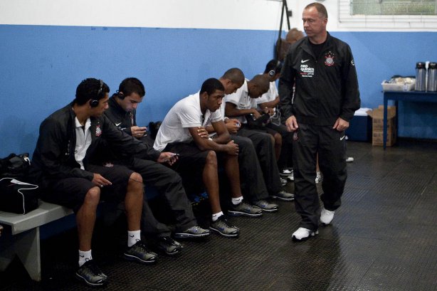 Mano Menezes nos vestiários antes da partida entre Corinthians x Iraty/PR, torneio amistoso, realizada esta noite no estádio do Café, em Londrina/Parana