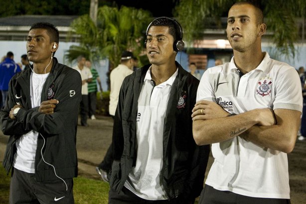 Paulinho; Ralf e Rafael assistem a preliminar antes da partida entre Corinthians x Iraty/PR, torneio amistoso, realizada esta noite no estádio do Café, em Londrina/Parana