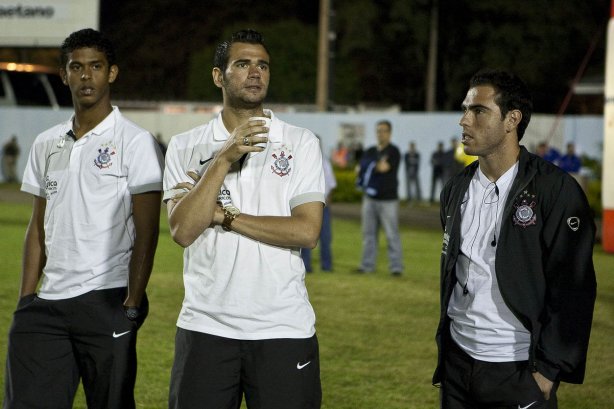 Renato; Leandro Castán e Bruno Cesar assistem a preliminar antes da partida entre Corinthians x Iraty/PR, torneio amistoso, realizada esta noite no estádio do Café, em Londrina/Parana
