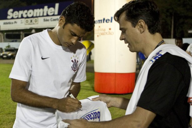 William da autografo a um torcedor antes da partida entre Corinthians x Iraty/PR, torneio amistoso, realizada esta noite no estádio do Café, em Londrina/Parana