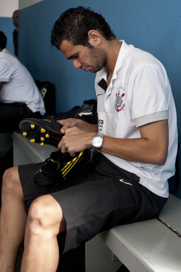 Leandro Castán nos vestiários antes da partida entre Corinthians x Atlético-PR, válida pela decisão da Taca cidade de Londrina, realizada esta tarde no estádio do Café, em Londrina/Parana