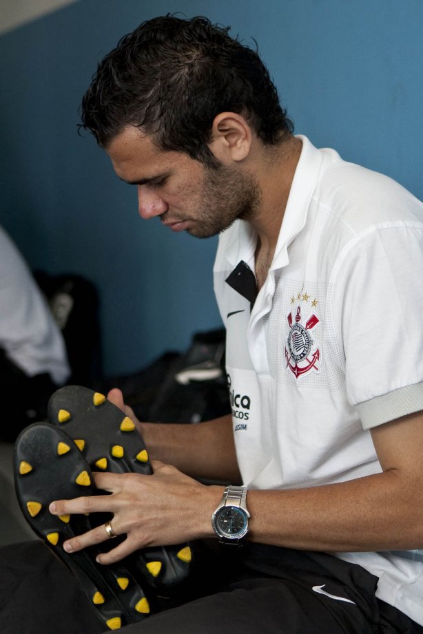 Leandro Castán nos vestiários antes da partida entre Corinthians x Atlético-PR, válida pela decisão da Taca cidade de Londrina, realizada esta tarde no estádio do Café, em Londrina/Parana