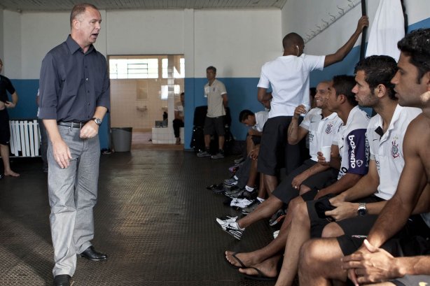 Mano Menezes conversa com os jogadores nos vestiários antes da partida entre Corinthians x Atlético-PR, válida pela decisão da Taca cidade de Londrina, realizada esta tarde no estádio do Café, em Londrina/Parana