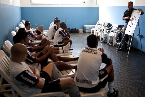 O técnico Mano Menezes da instrucoes aoa jogadores nos vestiários antes da partida entre Corinthians x Atlético-PR, válida pela decisão da Taca cidade de Londrina, realizada esta tarde no estádio do Café, em Londrina/Parana