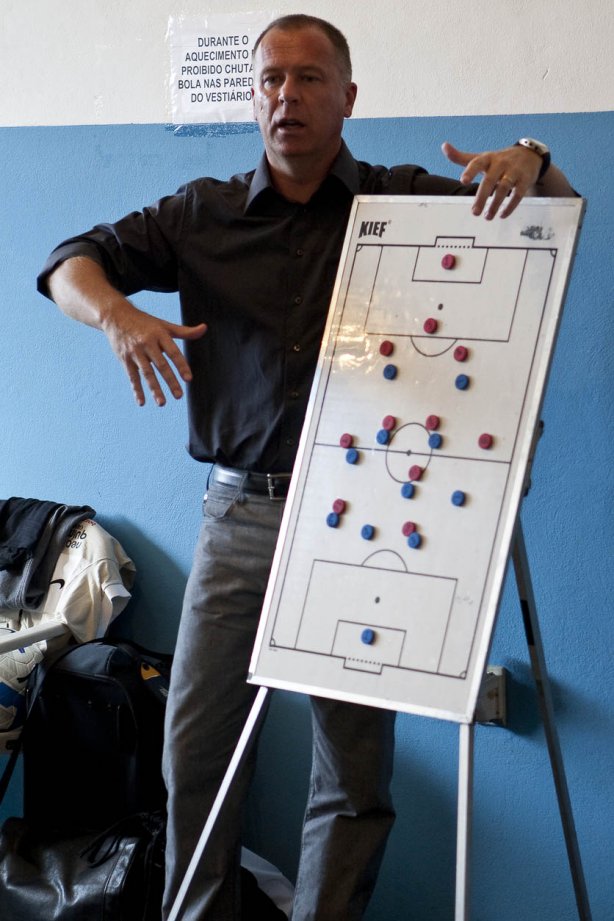 O técnico Mano Menezes da instrucoes aos jogadores nos vestiários antes da partida entre Corinthians x Atlético-PR, válida pela decisão da Taca cidade de Londrina, realizada esta tarde no estádio do Café, em Londrina/Parana