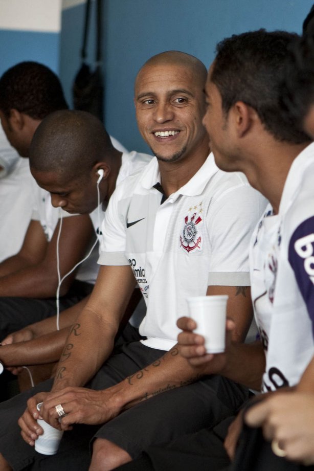Roberto Carlos nos vestiários antes da partida entre Corinthians x Atlético-PR, válida pela decisão da Taca cidade de Londrina, realizada esta tarde no estádio do Café, em Londrina/Parana