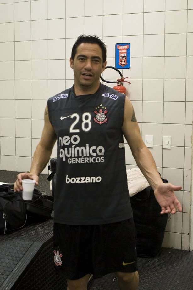 CEARA/CE X CORINTHIANS/SP - Chicão nos vestiários antes da partida válida pela 8ª rodada do Campeonato Brasileiro de 2010, realizado esta noite no estádio Castelão, em Fortaleza