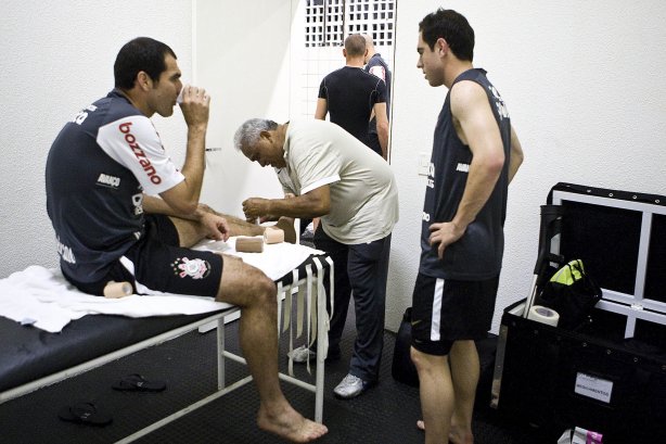 CEARA/CE X CORINTHIANS/SP - Danilo; o massagista Ceará e Bruno Otavio nos vestiários antes da partida válida pela 8ª rodada do Campeonato Brasileiro de 2010, realizado esta noite no estádio Castelão, em Fortaleza