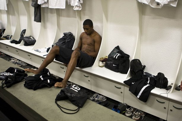 CEARA/CE X CORINTHIANS/SP - Jucilei nos vestiários antes da partida válida pela 8ª rodada do Campeonato Brasileiro de 2010, realizado esta noite no estádio Castelão, em Fortaleza