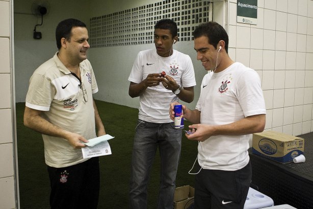 CEARA/CE X CORINTHIANS/SP - O médico Dr. Paulo de Faria; Paulinho e Bruno Cesar nos vestiários antes da partida válida pela 8ª rodada do Campeonato Brasileiro de 2010, realizado esta noite no estádio Castelão, em Fortaleza