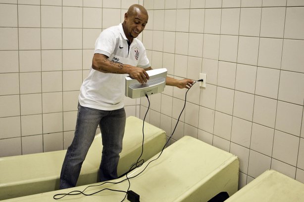 CEARA/CE X CORINTHIANS/SP - Roberto Carlos nos vestiários antes da partida válida pela 8ª rodada do Campeonato Brasileiro de 2010, realizado esta noite no estádio Castelão, em Fortaleza