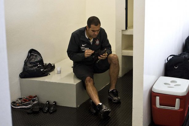 Danilo nos vestiários antes da partida entre Corinthians x Atlético-MG, válida pela 9ª rodada do Campeonato Brasileiro de 2010, serie A, realizada esta tarde no estádio do Pacaembu