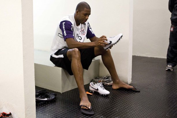 Jucilei nos vestiários antes da partida entre Corinthians x Atlético-MG, válida pela 9ª rodada do Campeonato Brasileiro de 2010, serie A, realizada esta tarde no estádio do Pacaembu