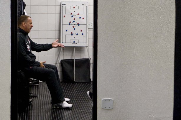 Mano Menezes nos vestiários antes da partida entre Corinthians x Atlético-MG, válida pela 9ª rodada do Campeonato Brasileiro de 2010, serie A, realizada esta tarde no estádio do Pacaembu