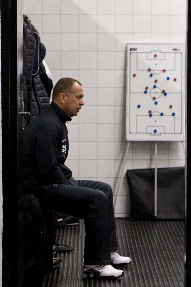 Mano Menezes nos vestiários antes da partida entre Corinthians x Atlético-MG, válida pela 9ª rodada do Campeonato Brasileiro de 2010, serie A, realizada esta tarde no estádio do Pacaembu