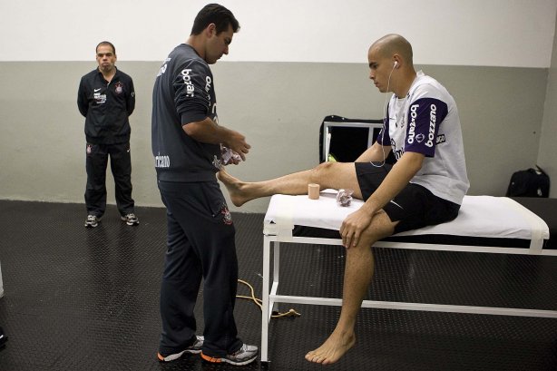 O enfermeiro Alex Dias e o goleiro Julio Cesar nos vestiários antes da partida entre Corinthians x Atlético-MG, válida pela 9ª rodada do Campeonato Brasileiro de 2010, serie A, realizada esta tarde no estádio do Pacaembu
