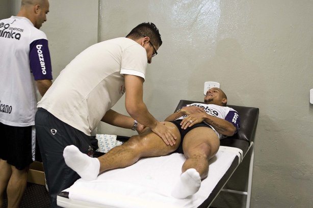 O enfermeiro Cleber Costa faz massagem em Roberto Carlos nos vestiários antes da partida entre Corinthians x Atlético-MG, válida pela 9ª rodada do Campeonato Brasileiro de 2010, serie A, realizada esta tarde no estádio do Pacaembu