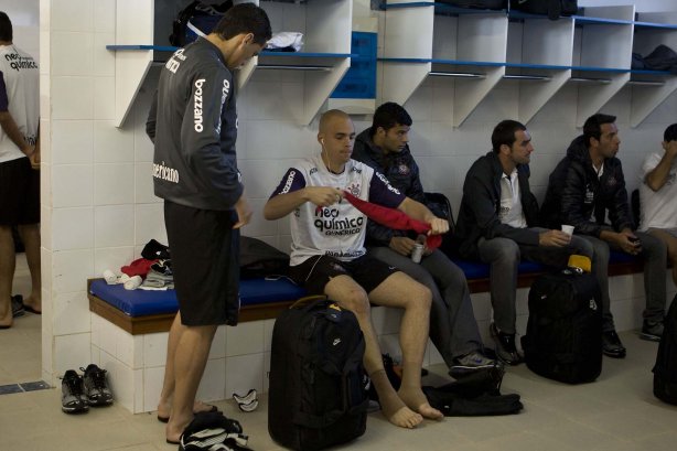 Aldo Bobadilha, de costas, e Julio Cesar nos vestiários antes da partida entre Avaí x Corinthians, válida pela 14ª rodada do Campeonato Brasileiro de 2010, serie A, realizada esta tarde no estádio da Ressacada, em Florianopolis/SC