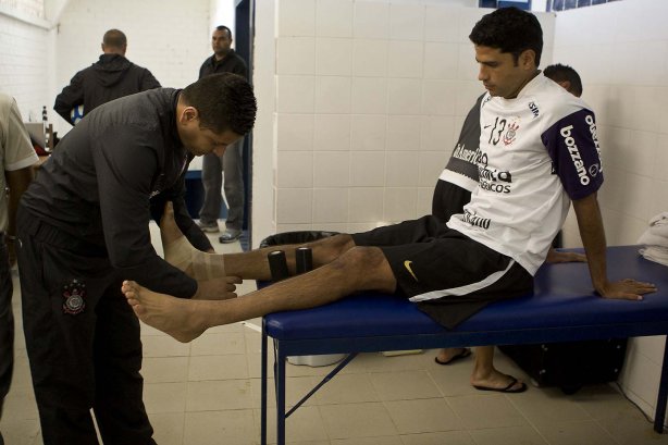 William e o enfermeiro Cleber Costa nos vestiários antes da partida entre Avaí x Corinthians, válida pela 14ª rodada do Campeonato Brasileiro de 2010, serie A, realizada esta tarde no estádio da Ressacada, em Florianopolis/SC