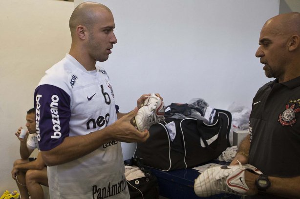 Alessandro com o roupeiro Edizio nos vestiários antes da partida entre Corinthians x São Paulo, válida pela 15ª rodada do Campeonato Brasileiro de 2010, serie A, realizada esta tarde no estádio do Pacaembu, em São Paulo. São Paulo, Brasil