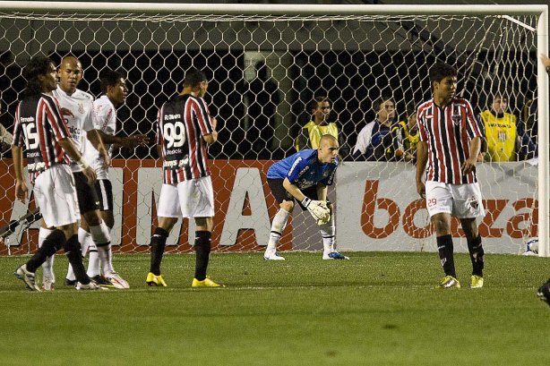 Durante a partida entre Corinthians x São Paulo, válida pela 15ª rodada do Campeonato Brasileiro de 2010, serie A, realizada esta tarde no estádio do Pacaembu, em São Paulo. São Paulo, Brasil