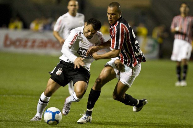 Durante a partida entre Corinthians x São Paulo, válida pela 15ª rodada do Campeonato Brasileiro de 2010, serie A, realizada esta tarde no estádio do Pacaembu, em São Paulo. São Paulo, Brasil