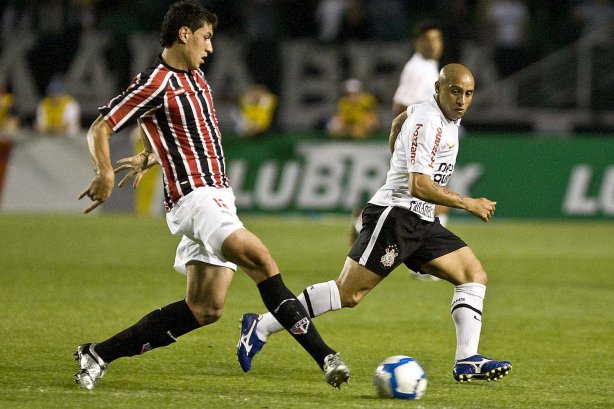Durante a partida entre Corinthians x São Paulo, válida pela 15ª rodada do Campeonato Brasileiro de 2010, serie A, realizada esta tarde no estádio do Pacaembu, em São Paulo. São Paulo, Brasil