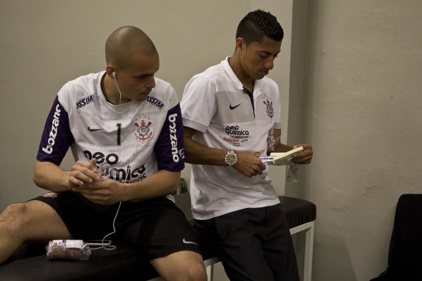 Julio Cesar e Ralf nos vestiários antes da partida entre Corinthians x São Paulo, válida pela 15ª rodada do Campeonato Brasileiro de 2010, serie A, realizada esta tarde no estádio do Pacaembu, em São Paulo. São Paulo, Brasil