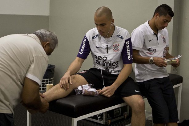O enfermeiro Ceará; Julio Cesar e Ralf nos vestiários antes da partida entre Corinthians x São Paulo, válida pela 15ª rodada do Campeonato Brasileiro de 2010, serie A, realizada esta tarde no estádio do Pacaembu, em São Paulo. São Paulo, Brasil