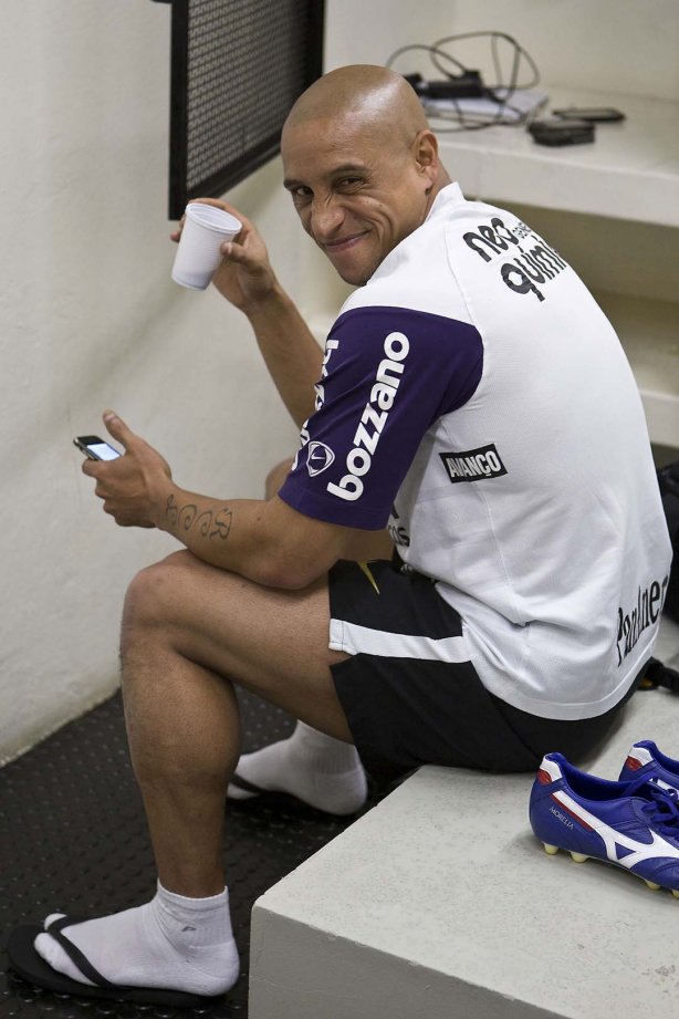 Roberto Carlos nos vestiários antes da partida entre Corinthians x São Paulo, válida pela 15ª rodada do Campeonato Brasileiro de 2010, serie A, realizada esta tarde no estádio do Pacaembu, em São Paulo. São Paulo, Brasil