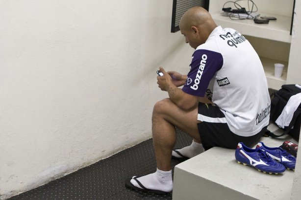 Roberto Carlos nos vestiários antes da partida entre Corinthians x São Paulo, válida pela 15ª rodada do Campeonato Brasileiro de 2010, serie A, realizada esta tarde no estádio do Pacaembu, em São Paulo. São Paulo, Brasil
