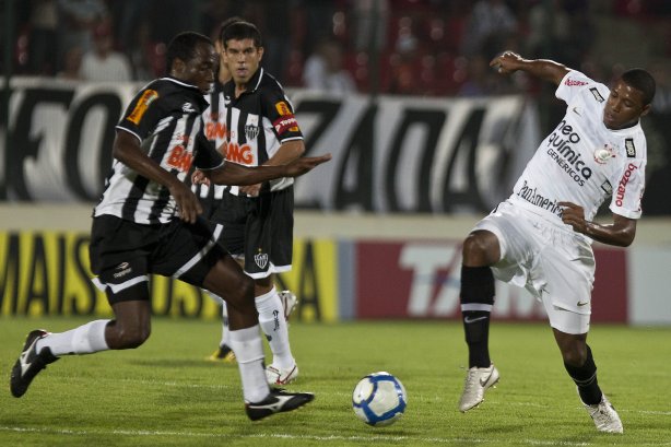 Durante a partida entre Atlético-MG x Corinthians, válida pela 28ª rodada do Campeonato Brasileiro de 2010, serie A, realizada esta noite no estádio Arena do Jacaré, em Sete Lagoas/MG
