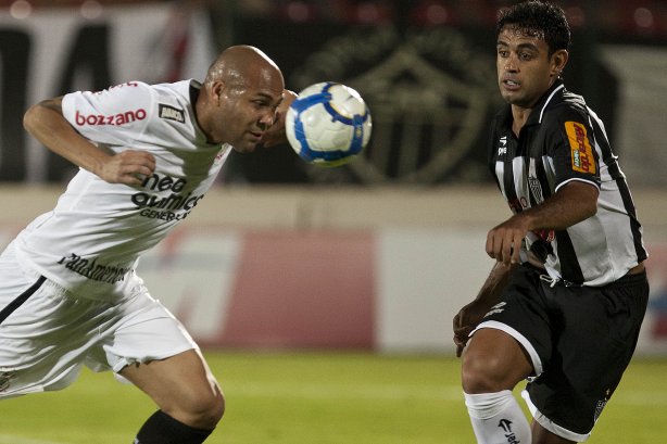 Durante a partida entre Atlético-MG x Corinthians, válida pela 28ª rodada do Campeonato Brasileiro de 2010, serie A, realizada esta noite no estádio Arena do Jacaré, em Sete Lagoas/MG