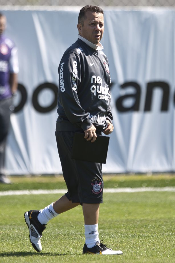 Cleber Xavier, auxiliar técnico de Tite, durante o treino do Corinthians, realizado esta manhã no CT Joaquim Grava no Parque Ecológico. O próximo jogo da equipe será domingo, dia 24/10, contra o Palmeiras no Pacaembu, pela 31. a rodada do Campeonato Brasileiro de 2010