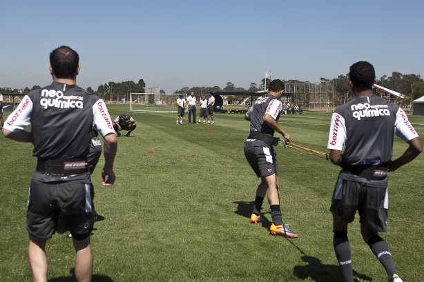 Jogadores, com o técnico Tite ao fundo, durante o treino do Corinthians, realizado esta manhã no CT Joaquim Grava no Parque Ecológico. O próximo jogo da equipe será domingo, dia 24/10, contra o Palmeiras no Pacaembu, pela 31. a rodada do Campeonato Brasileiro de 2010