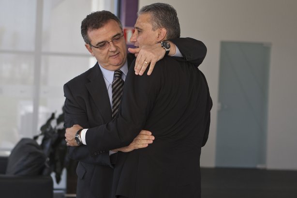 O diretor Mario Gobbi cumprimenta o novo técnico Tite, antes do treino do Corinthians, realizado esta manhã no CT Joaquim Grava no Parque Ecológico. O próximo jogo da equipe será domingo, dia 24/10, contra o Palmeiras no Pacaembu, pela 31. a rodada do Campeonato Brasileiro de 2010