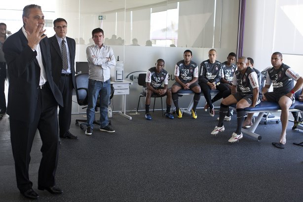 O técnico Tite apresentado aos jogadores antes do treino do Corinthians, realizado esta manhã no CT Joaquim Grava no Parque Ecológico. O próximo jogo da equipe será domingo, dia 24/10, contra o Palmeiras no Pacaembu, pela 31. a rodada do Campeonato Brasileiro de 2010