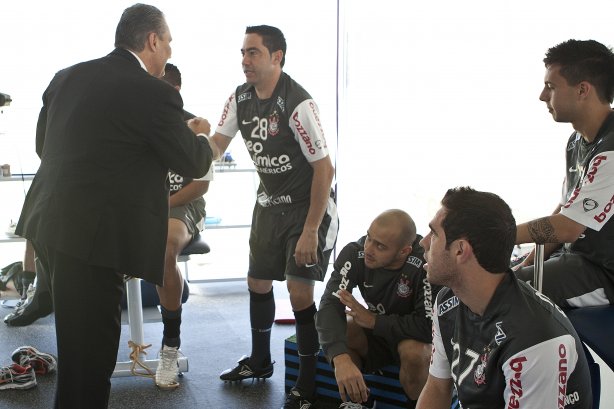 O técnico Tite cumprimenta Chicão na sua apresentacao aos jogadores antes do treino do Corinthians, realizado esta manhã no CT Joaquim Grava no Parque Ecológico. O próximo jogo da equipe será domingo, dia 24/10, contra o Palmeiras no Pacaembu, pela 31. a rodada do Campeonato Brasileiro de 2010