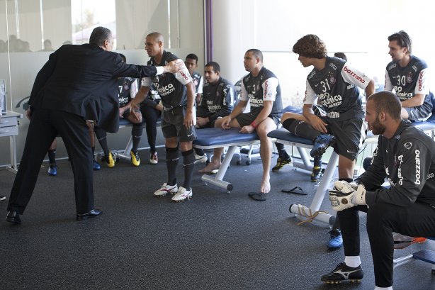 O técnico Tite cumprimenta Roberto Carlos na sua apresentacao aos jogadores antes do treino do Corinthians, realizado esta manhã no CT Joaquim Grava no Parque Ecológico. O próximo jogo da equipe será domingo, dia 24/10, contra o Palmeiras no Pacaembu, pela 31. a rodada do Campeonato Brasileiro de 2010
