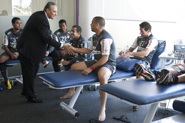 O técnico Tite cumprimenta Ronaldo na sua apresentacao aos jogadores antes do treino do Corinthians, realizado esta manhã no CT Joaquim Grava no Parque Ecológico. O próximo jogo da equipe será domingo, dia 24/10, contra o Palmeiras no Pacaembu, pela 31. a rodada do Campeonato Brasileiro de 2010